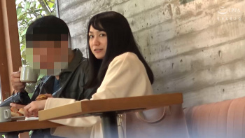 旦那に見られながらカフェで不倫を楽しむE里奈さん35歳の画像