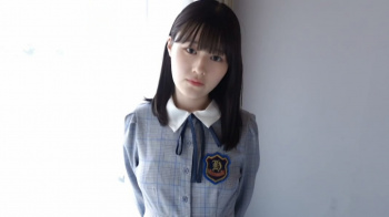 欅坂にいそうな新人の河合はるか(20)がベッドで生乳披露の画像
