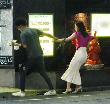 ラブホを本気で嫌がってそうな女性、中出しされてしまうの画像