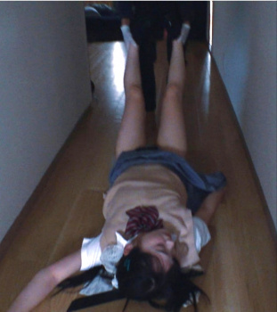 意識失っているJKが部屋に運ばれてくる問題の映像の画像