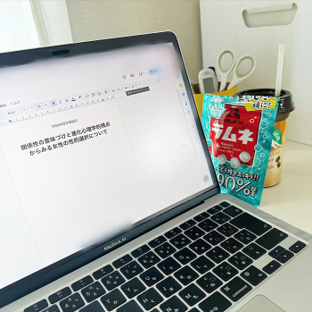 大学の卒業研究のためにAVに出る心理学科の小松本果さんの画像