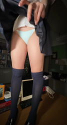 黒髪清楚な篠見星奈(25)が夜の教室でパンツ見せるの画像