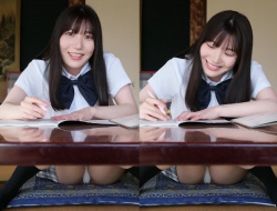 机の下のパンチラを気にしない勉強中の小日向優花クン(22)の画像