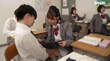 授業中にこっそりシコらせる女子の危険な遊びが流行ってしまうの画像