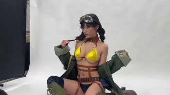 ちとせよしの(26)の下乳見せまくりのミリタリーヴィーナス姿の画像