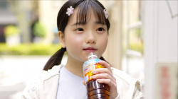 AIで作られたほぼ子供がトイレで犯されてしまう一部始終の画像