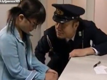 【ヘンリー塚本】万引少女を巡査の貸衣装を着て脅しイタズラする商店経営者の画像