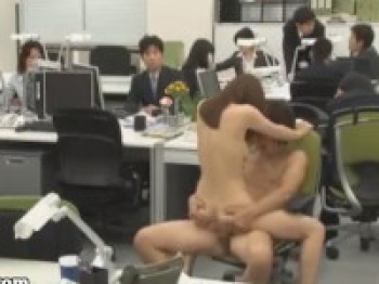 大規模オフィスの仕事中に堂々露出セックスしてみた結果！麻美ゆまの画像