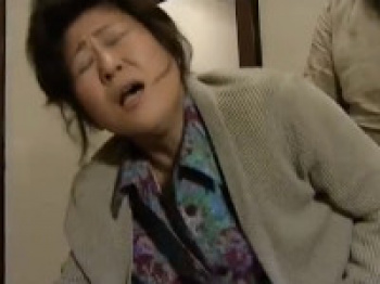 【ヘンリー塚本】ダンナを亡くした五十路熟女が住み込みで働く部屋に義弟が訪ね押し倒す！の画像