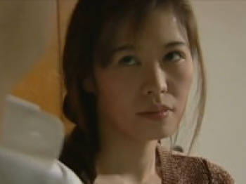 【ヘンリー塚本】父親の再婚相手である継母に白昼迫り居間で母子相姦セックスの画像