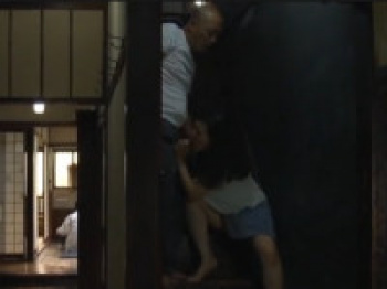 【ヘンリー塚本】巨乳熟女は倦怠期のダンナの目を盗み住み着いた男との不倫に溺れる！の画像