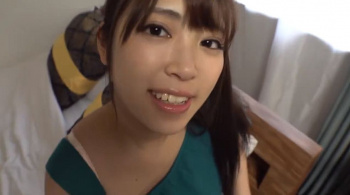 夫とデート中に宇和区セックスをする新婚妻の画像