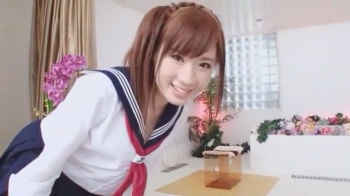 成海華音 制服で恥ずかしがりながら登場する風俗嬢の画像