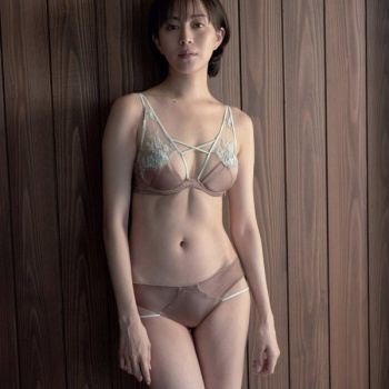 比嘉愛未 下着画像！もっちりな三十路美熟女の画像