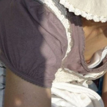 熟女のスケベ乳首チラ！の画像