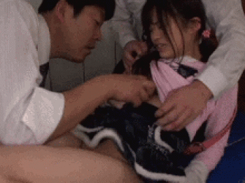 田舎の小学校じゃよくある事案…教師たちにわいせつなイタズラをされる少女の調教GIF画像の画像