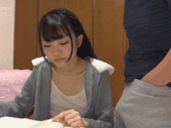 勉強しながらお父さんのチンポをしゃぶってくれる…献身的な娘の近親相姦GIF画像の画像
