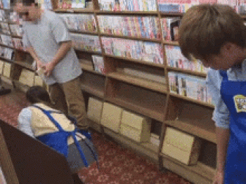 バイト中にパンチラしまくり!?ミニスカのまま仕事する女子●生に勃起がとまらない店内セックスGIF画像の画像