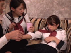 パパ活女子●生に酒を飲ませたらベロンベロン…二人の少女を交互にやりまくるハーレム3PセックスGIF画像の画像