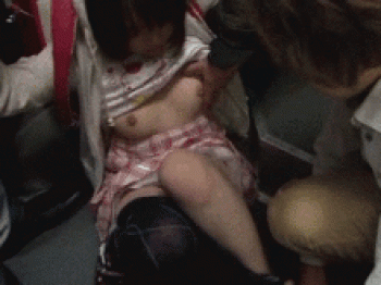まだランドセルを背負っている女の子がバスの中で変態たちに揉みくちゃ…中出しされてしまう集団痴かんGIF画像の画像