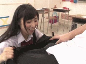 パンチラしまくり!?短すぎるスカートで同級生の陰キャを性的イジメする女子●生の杭打ち騎乗位GIF画像の画像