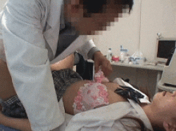 個人の開業医でありがち…診察を受ける少女を麻酔で眠らせイタズラ行為を繰り返す変態医師のわいせつGIF画像の画像