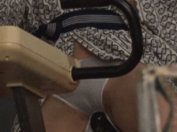 エアロバイクのサドルが火照ったアソコに擦れて思わずオナニーしちゃう女の子が暴走するベロチューセックスGIF画像の画像