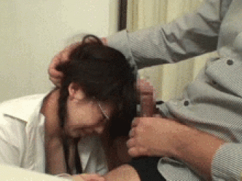 黒髪でメガネ…地味な三編み女子●生が教師にセ●ハラされている様子が激ヤバ!職員室で種付けされる中出しGIF画像の画像