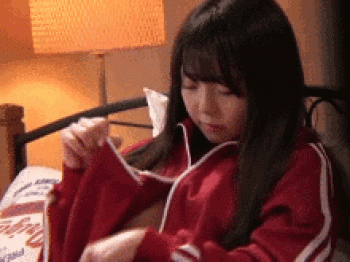 芋ジャージの下はノーブラ!?可愛い顔して極太チンポをしゃぶる妹を突きまくる近親相姦GIF画像の画像