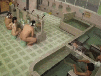 男湯に連れてこられた少女に半勃ちのチンポを押しつける変態…父親に隠れて中出しするイタズラGIF画像の画像