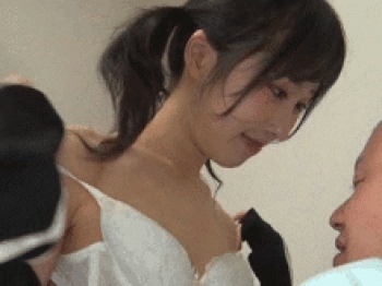手のひらサイズのおっぱいが可愛い…親戚の叔父さんに甘えるパイパン姪っ子に種付けする中出しGIF画像の画像