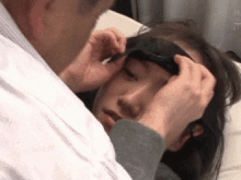 優等生な女子●生が円光…目隠しを外したら相手は父親だった!?絶倫チンポに溺れる近親相姦GIF画像の画像