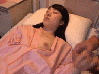 隣のベッドに新しく入院してきた女子高生にエッチなイタズラ!?身体を縛って敏感マンコ突きまくる変態セックスGIF画像の画像