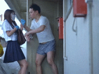 潔癖症の女子高生が清掃ボランティアの最中にゴミ屋敷住人に引きずり込まれる屈辱の中出しレイプGIF画像の画像