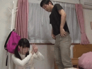 新しいお父さんにイタズラされる女の子…薄ピンクのつるつるマンコに中出しされる夜這いGIF画像の画像