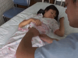 治療と称して幼い女の子のワレメをイタズラするロリコン医師の実態がヤバすぎる中出しGIF画像の画像