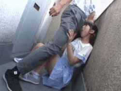 マンションの廊下で遊んでいた女児が襲われる瞬間…媚薬チンポでイラマチオレイプするメス堕ちGIF画像の画像