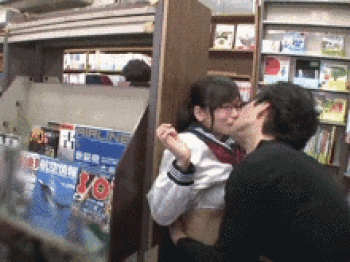 地味なメガネっ娘だけを狙う卑劣な痴漢…本屋で恥ずかしそうに痙攣イキする中出し痴漢GIF画像の画像