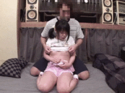 連れ込んだ少女に性的なイタズラ…少女の顔よりデカいチンポをぶち込むわいせつGIF画像の画像