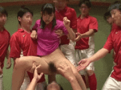 サッカー部の合宿に同行した女子マネージャーが肉便器に…部員たちに輪姦されるぶっかけ乱交GIF画像の画像