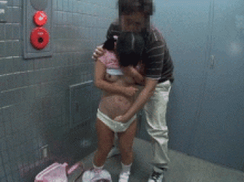 少女の日焼け跡に異様興奮…夏休みになると増えるわいせつ事件！？ドン引きする性的イタズラGIF画像の画像