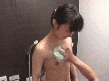 幼い姪っ子をお風呂にいれてると勃起がとまらない…叔父さんが暴走しちゃう禁断の顔射GIF画像の画像