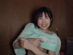 小さなおっぱいに勃起がとまらない…無防備に胸チラぽろりに理性崩壊する着衣セックスGIF画像の画像
