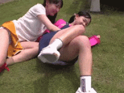 パンツまる出しで無邪気に遊ぶ女児…欲情した変質者のエッチなイタズラGIF画像の画像