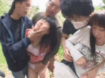閑静な住宅街で起きた少女集団暴行事件がやばい…白昼堂々中出しする輪姦GIF画像の画像