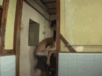 お風呂場で無邪気にはしゃぐ姪っ子たち…つるつるのワレメに中出しする3P乱交GIF画像の画像