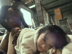 黒人に襲われた女児の姿がヤバすぎ…デカチンで中出しされマンコが破壊される輪姦GIF画像の画像