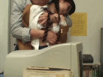 真面目な学級委員長が鬼畜教師の餌食に！？三編みメガネの女子高生に中出しするイタズラGIF画像の画像