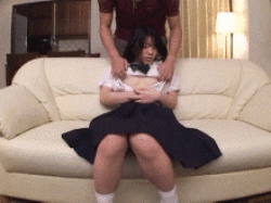 純朴そうな少女が変態おじさんにされるがまま…怯えた表情がゾクゾクする着衣セックスGIF画像の画像