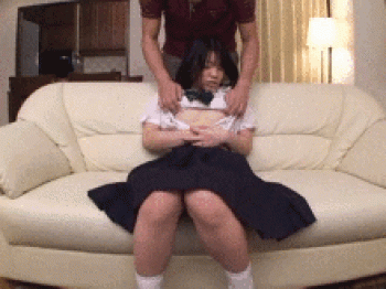 純朴そうな少女が変態おじさんにされるがまま…怯えた表情がゾクゾクする着衣セックスGIF画像の画像